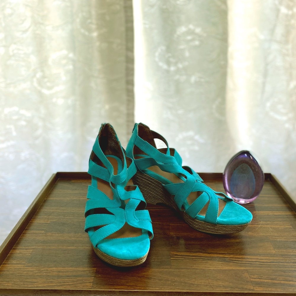 SZ 9.5 Jaclyn Smith turquoise wedge sandal